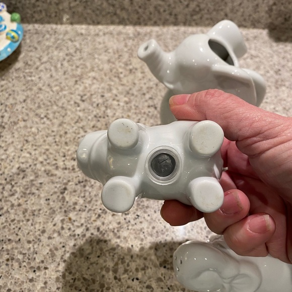 White pottery elephant salt/ pepper set with a elephant pitcher - Picture 5 of 6